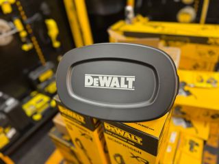 Aku přísavka DeWALT DCE590 nově v naší půjčovně🔥Otestováno a funguje skvěle 💣