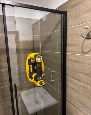 Přísavka DCE590 Dewalt, osazení koupelnové zástěny je zase o něco jednodušší.💪👏